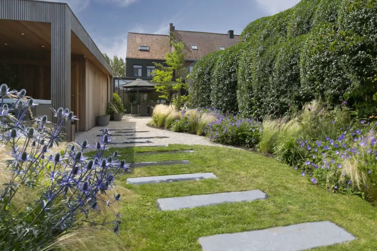 Speelse kusttuin met Dutchborder vol bloemenpracht en tuinberegening te Oostduinkerke (3) - 