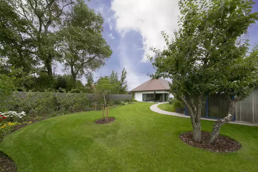 Villatuin te Oostduinkerke-Villatuin te Oostduinkerke met oprit in porfier, uitgewassen beton en kleurrijke borders (1)